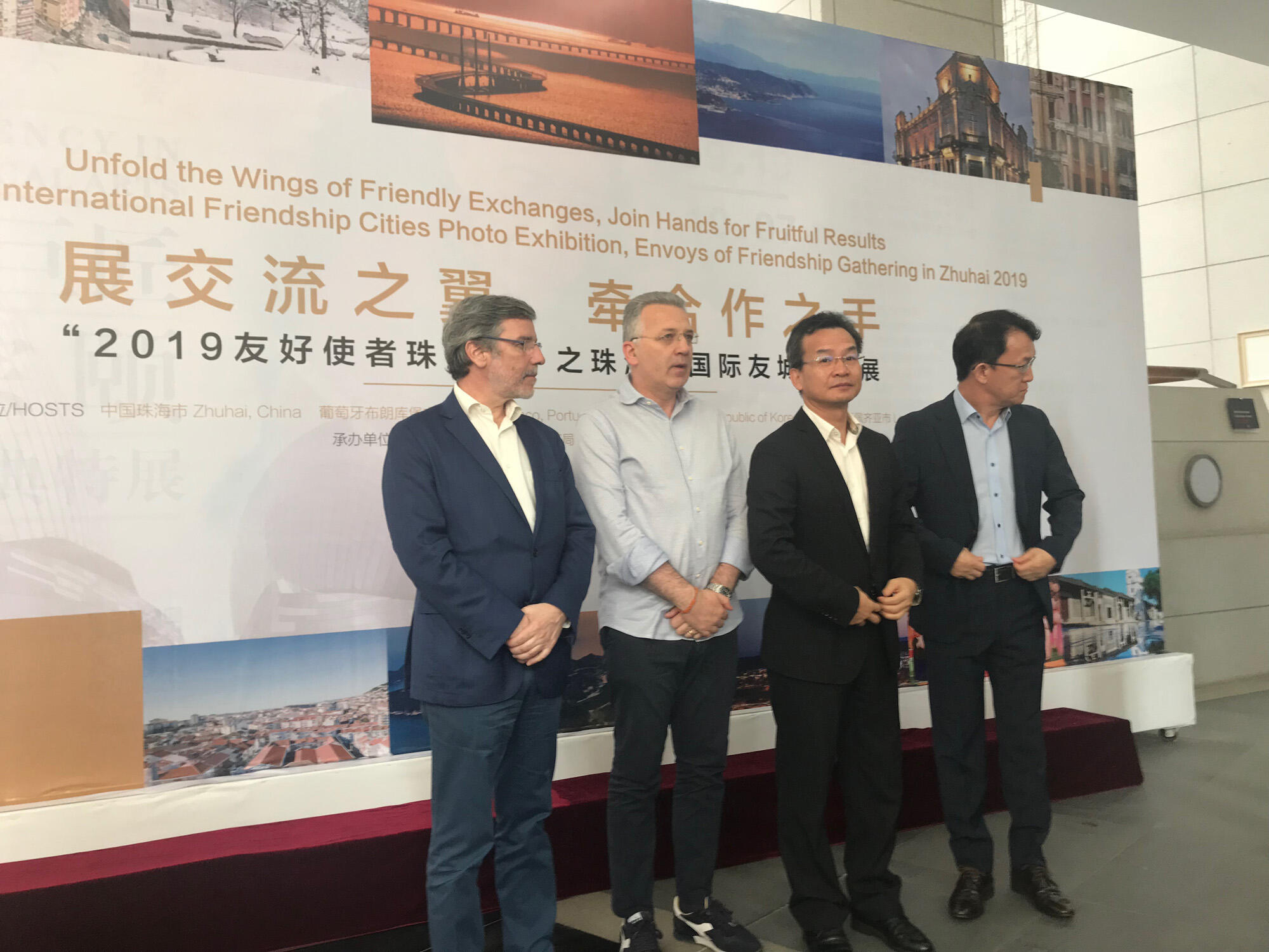 La delegazione spezzina a Zhuhai con il sindaco Peracchini, secondo da sinistra (fonte:amicidellacina.it)